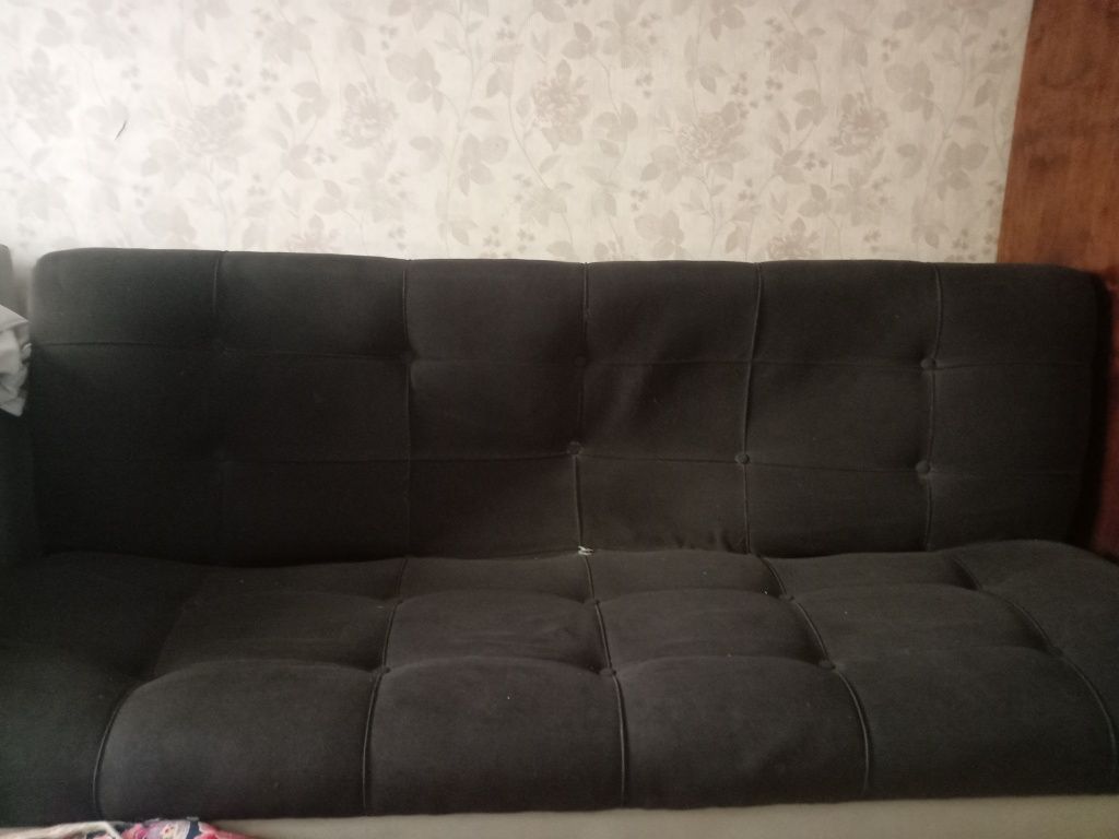 Срочно отдам бесплатно старый диван