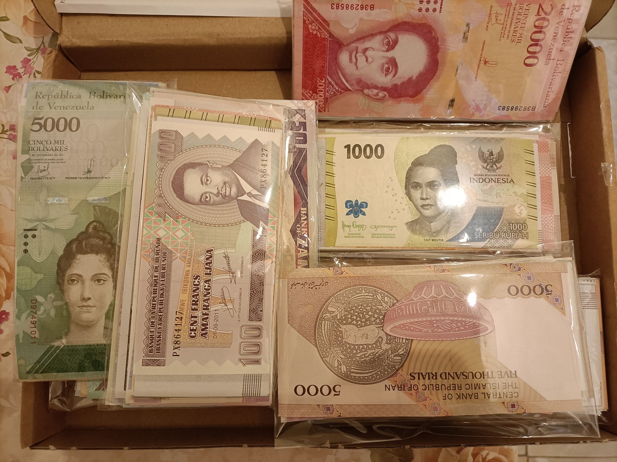 Vând loturi de 100 bancnote necirculate din toată lumea
