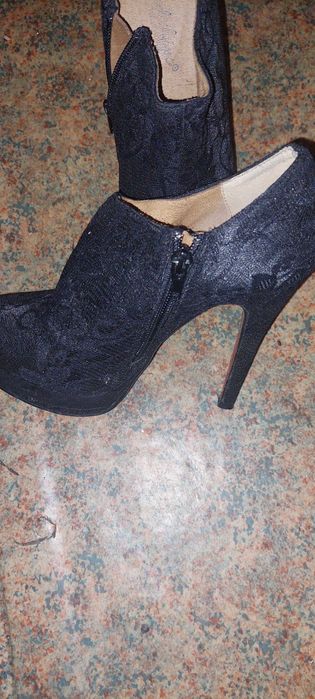 Красиви дантелени ботита