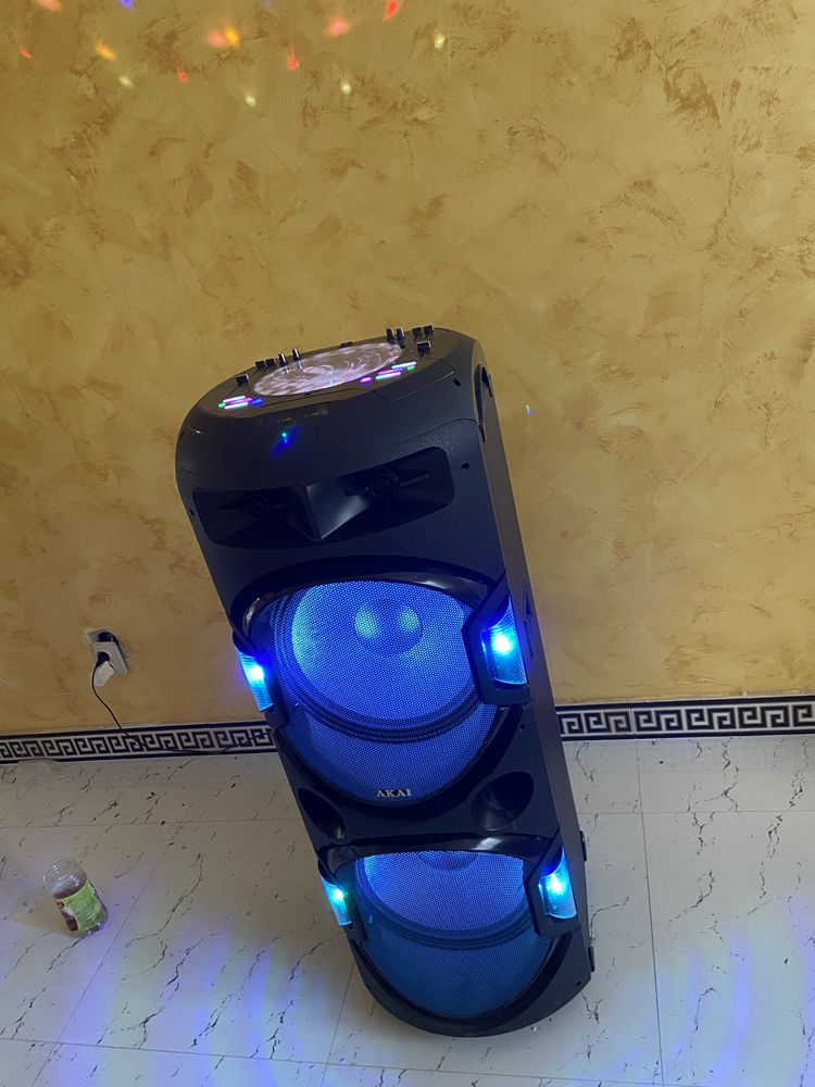 Vand boxa akai 350 W RMS