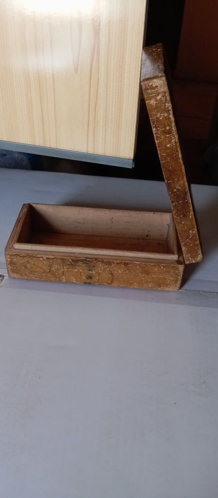 Старинна ръчно изработена дървена кутия
