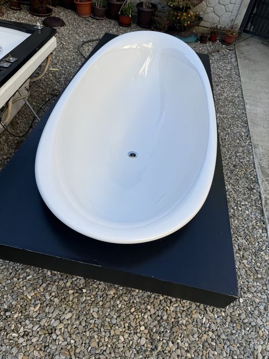 cada freestanding cu suport de lemn