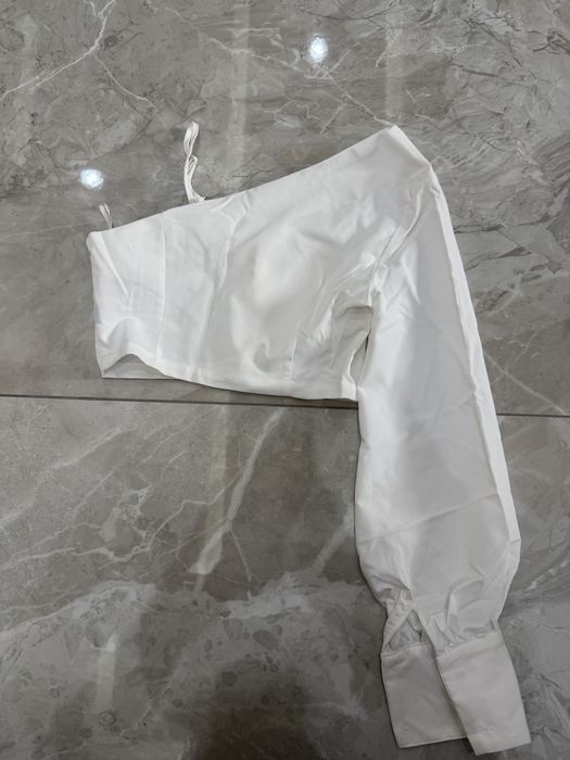 Бял топ с един ръкав