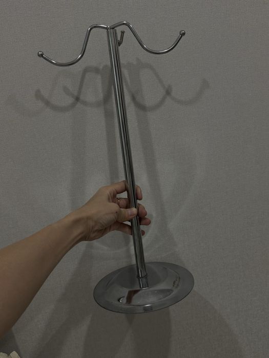 Продам стойку для сумок и головных уборок