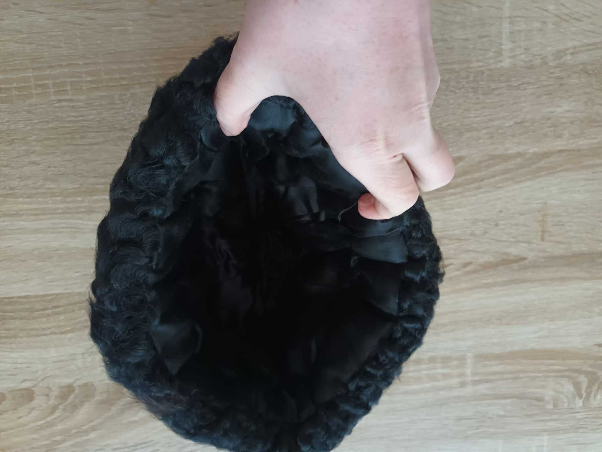 Căciulă din blană naturală (astrahan)