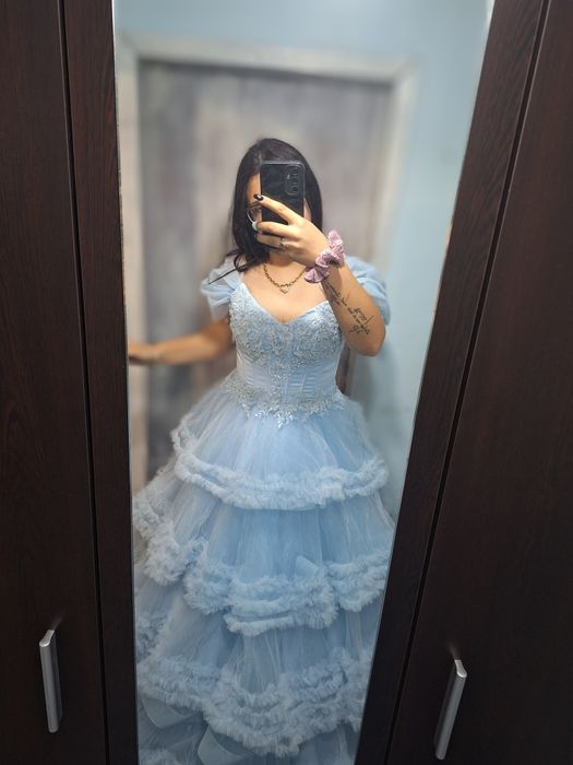 Светло синя бална рокля