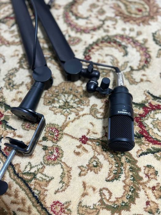 Аудиоинтерфейс, наушники, микрофон и стойка для микрофона