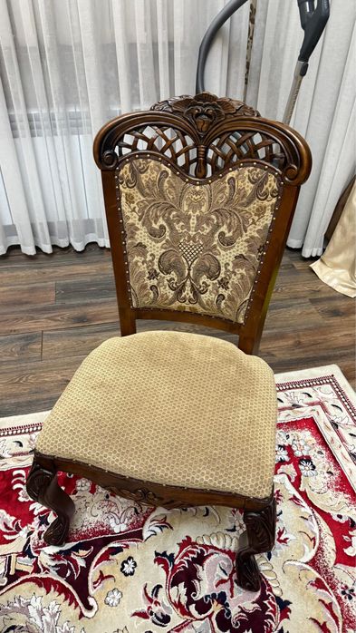 Продается Стол и стулья