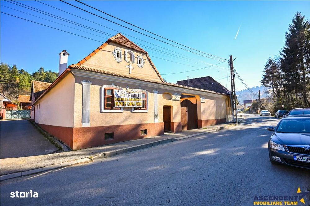 FILM! Casa saseasca, renovata exterior, in centrul localitatii Holbav,