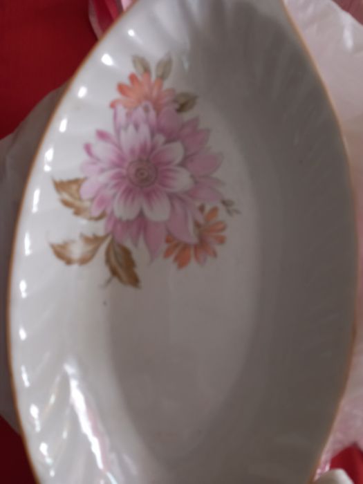 Блюдо фарфоровое с рисунком цветочным за 1500 тенге и блюдо прозрачное