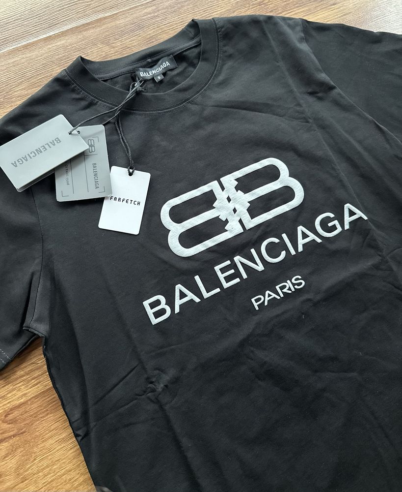 Мъжка,памучна,черна тениска BALENCIAGA с голяма щампа на гърба