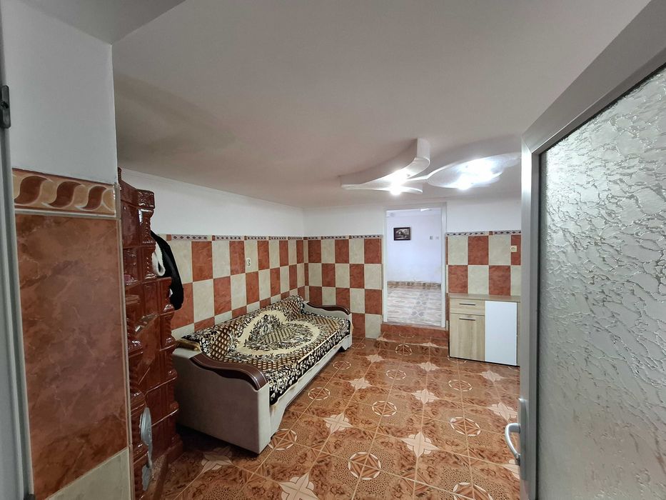 Vând casă suprafață 1000m², casa are 150 de m²