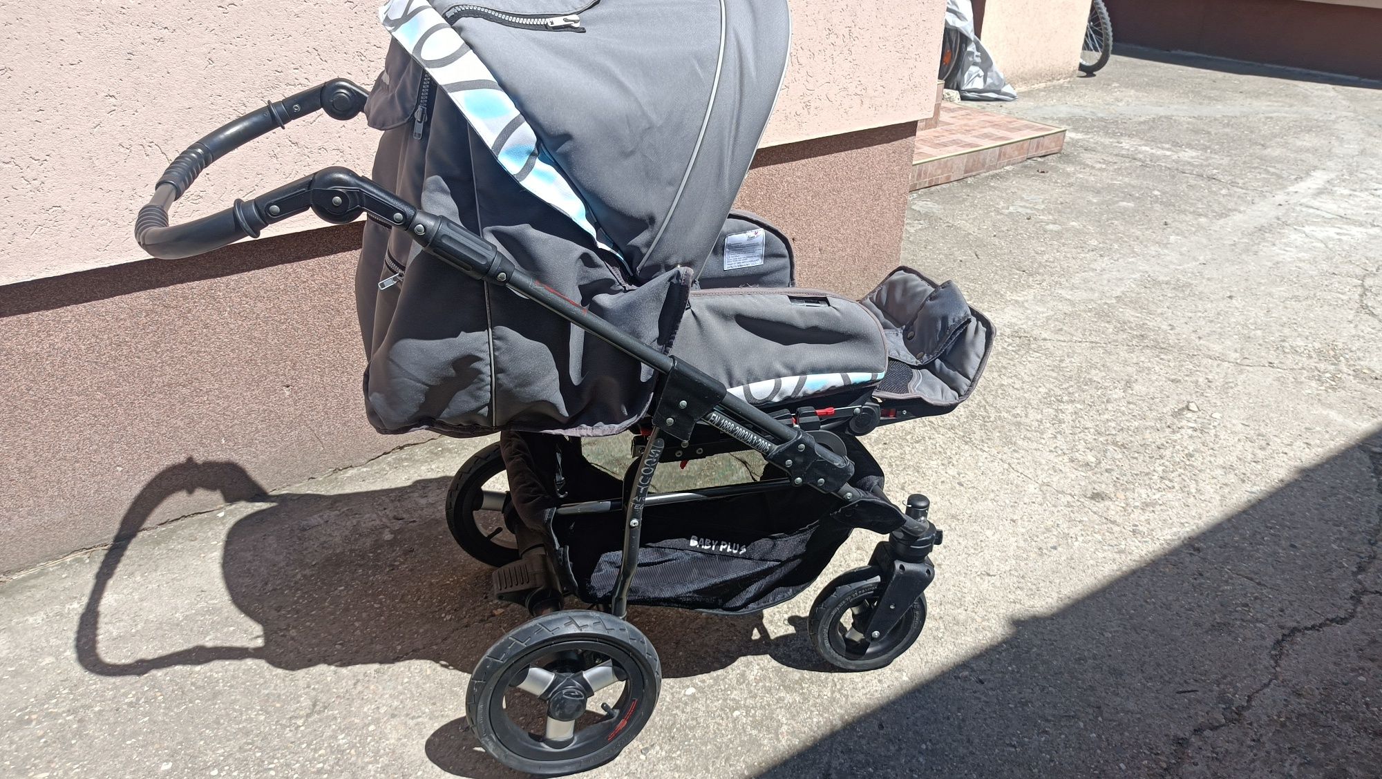 Vând cărucior bebe 2 in 1