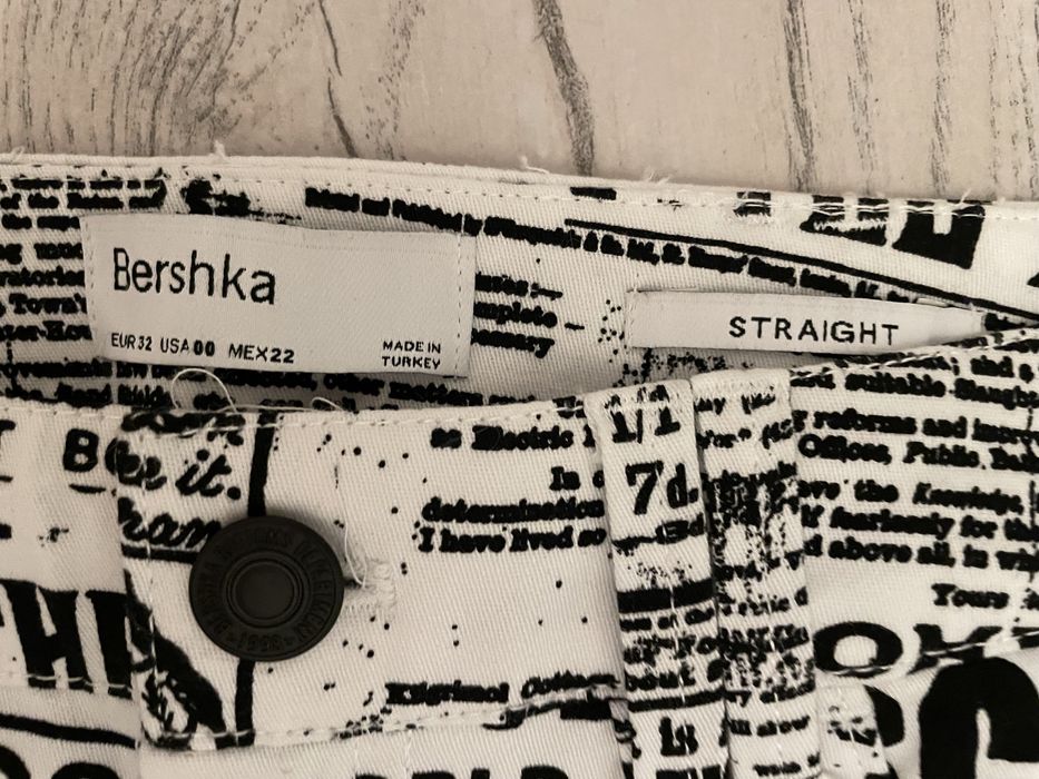 Pantaloni Bershka straight fit, print ziar