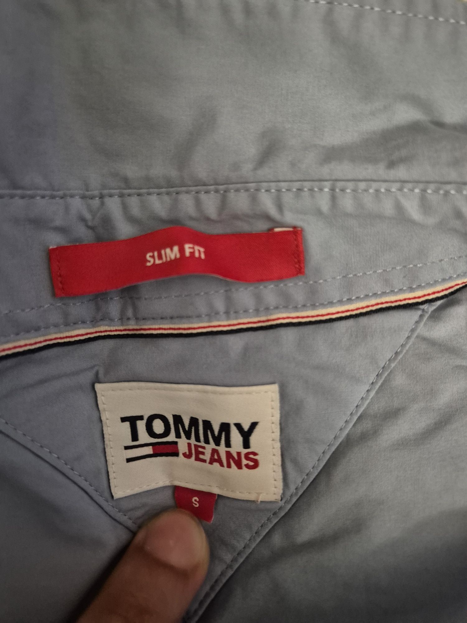Camasa Tommy Jeans Slim Fit îmbrăcată de 2 ori