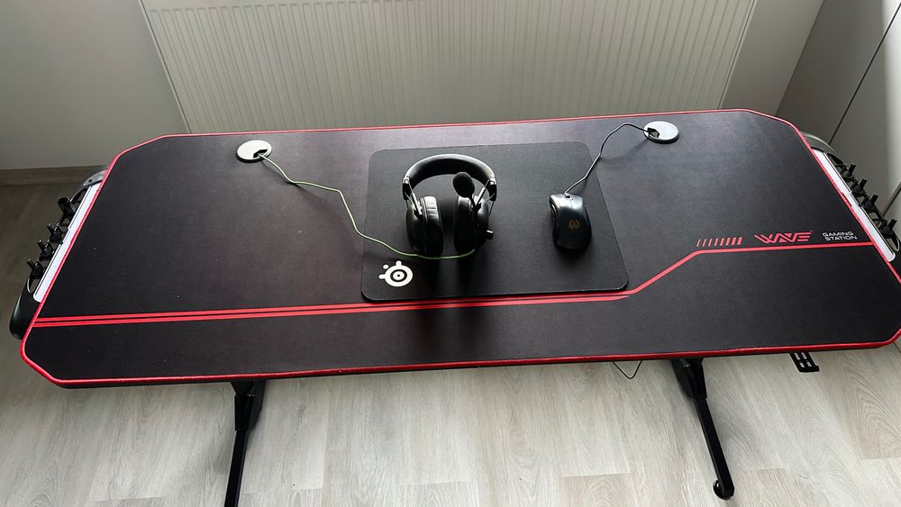 Masa gaming, căști și mouse