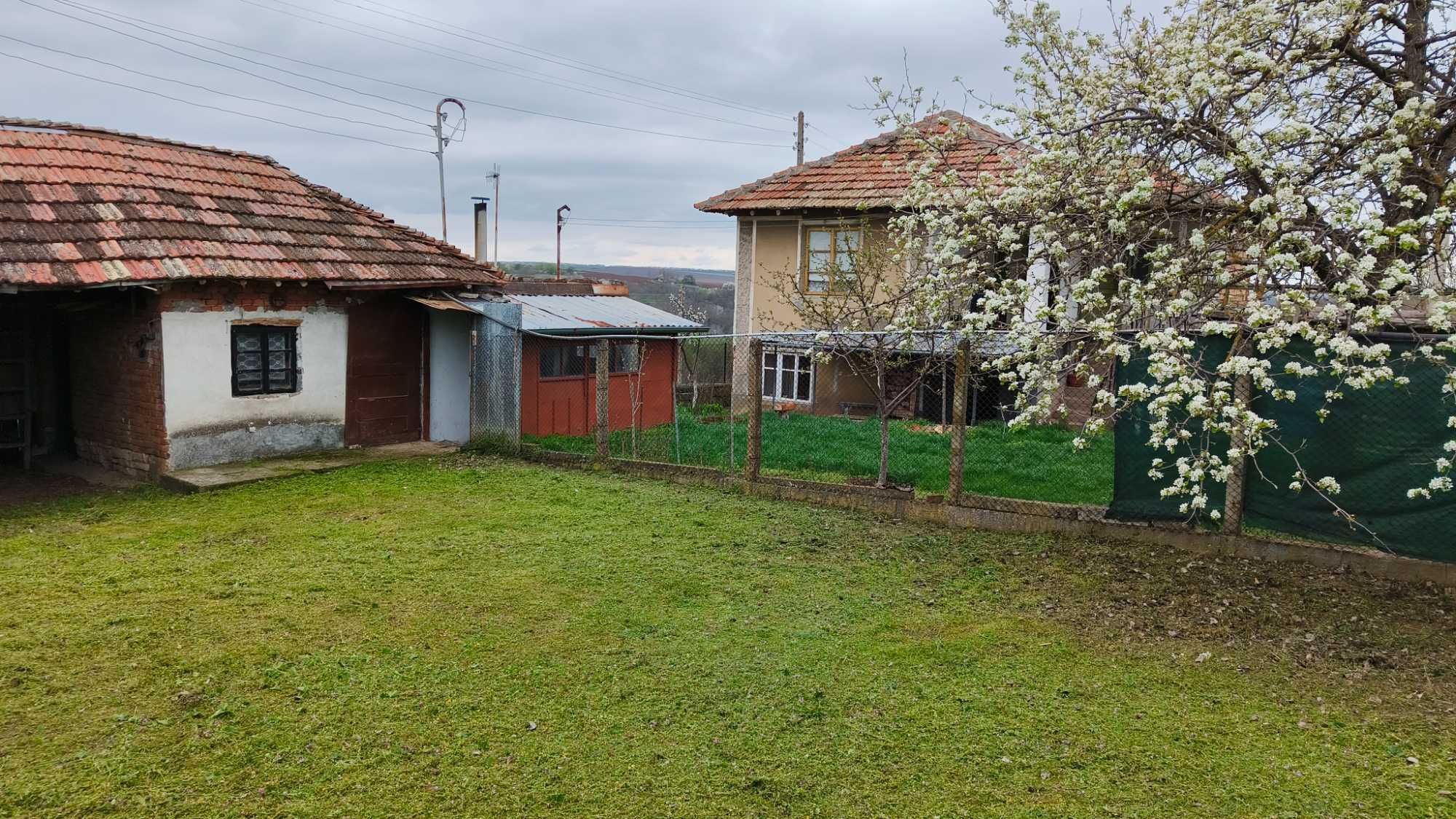 Двуетажна тухлена къща с.Каменово