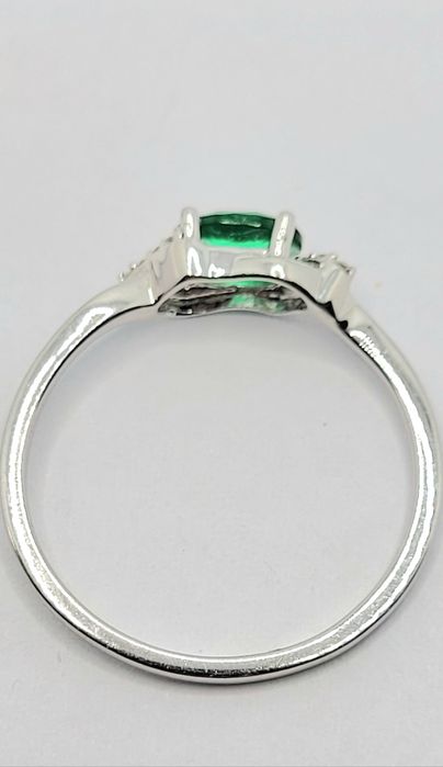 Inel din aur alb de 9k cu smarald și diamante