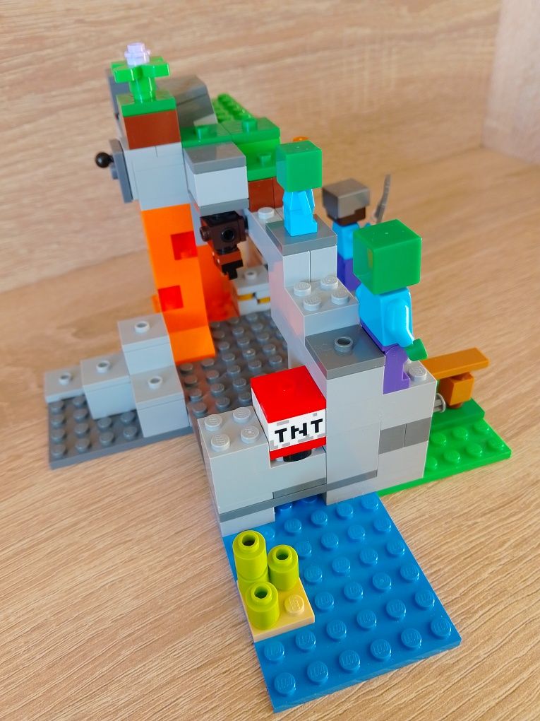 Lego MINECRAFT 21141 Пещера със зомбита