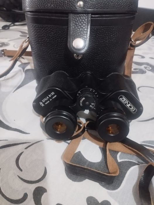 Binoclu aproape ca nou, husa din piele