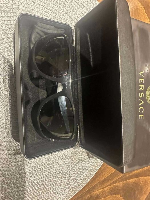 Нови, оригинални слънчеви очила