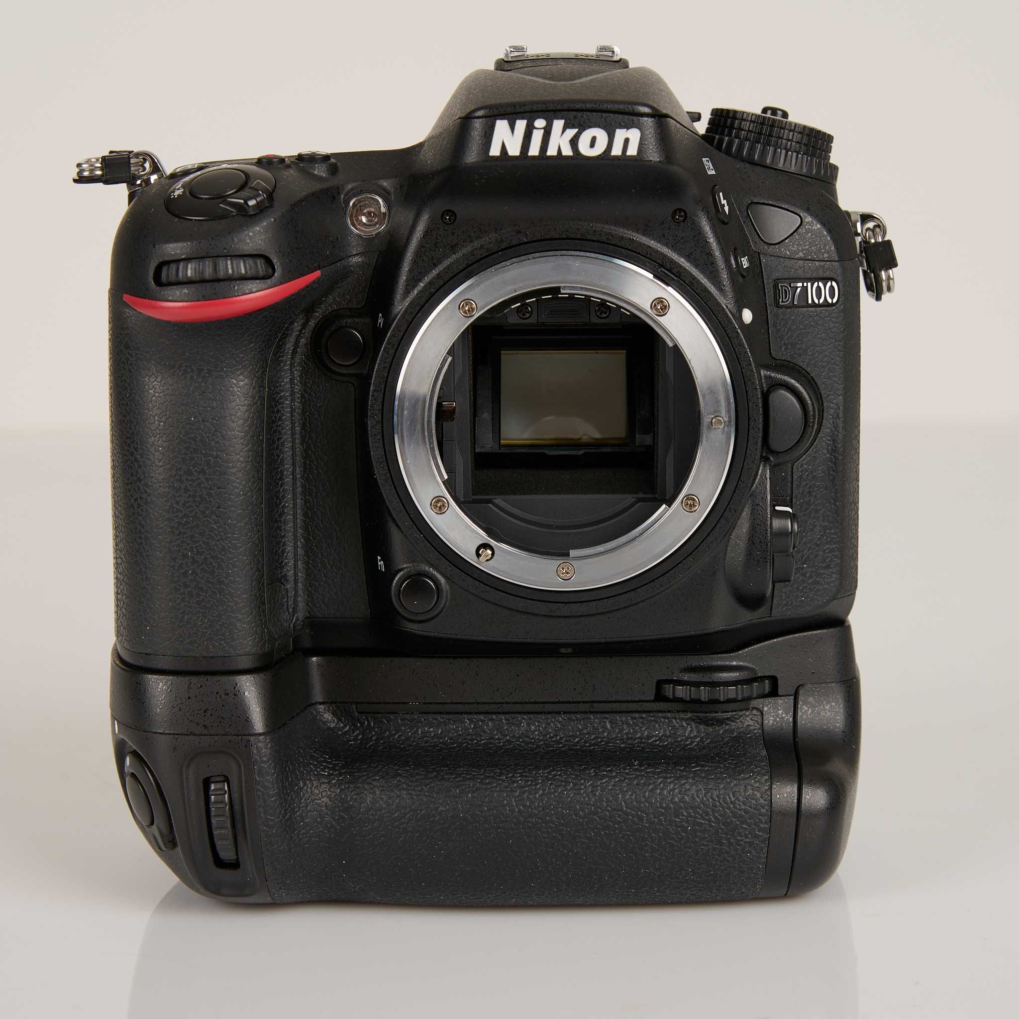 Nikon D7100 с вертикален грип (като нов)