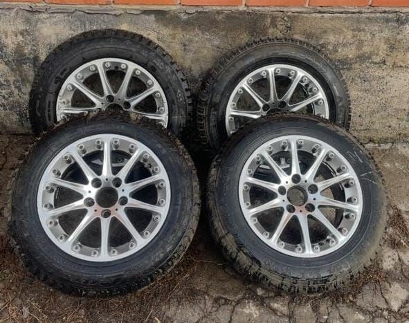 Шины зимние шипованные на 15 дисках,  мерседес