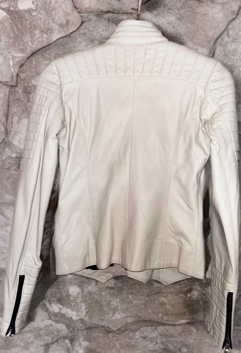 Geacă biker damă albă din piele cu fermoare negre