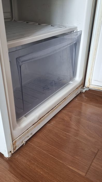 тоңазтқыш жұмыс істеп тұр