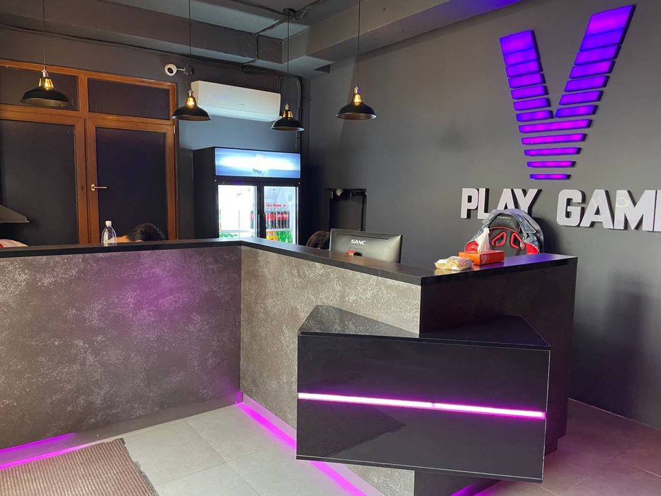 Продам стойку ресепшена с дополнительной мебелью