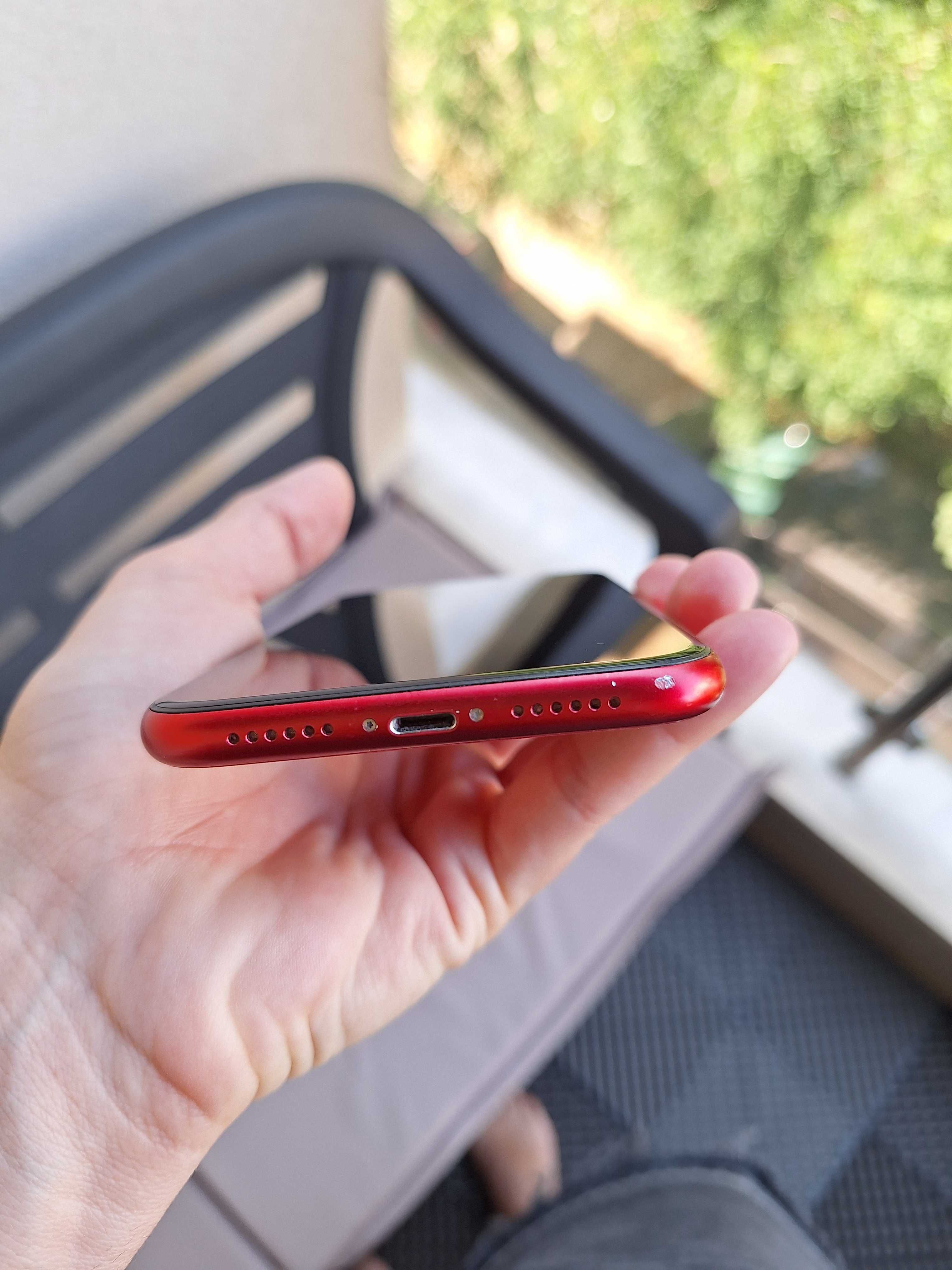 iPhone 11 64GB + зарядно, слушалки и кабел за кола