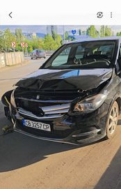 Mercedes- Benz B200 с преден удар