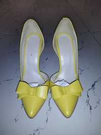 Pantofi culoarea galben