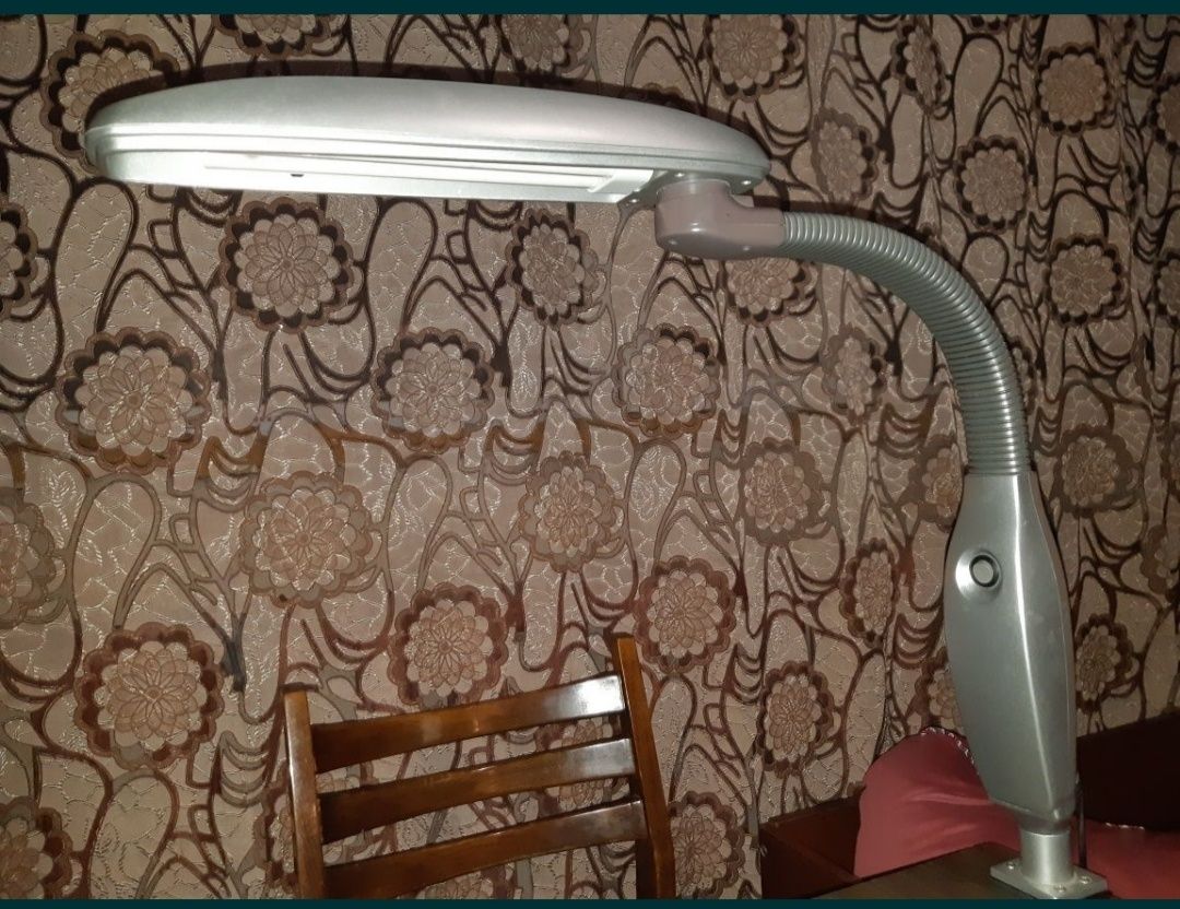Продам настольную лампу офисного типа