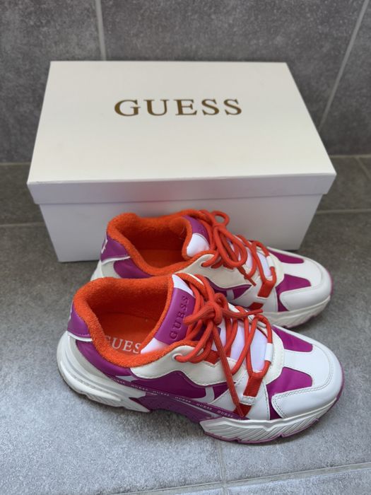 Обувки GUESS.