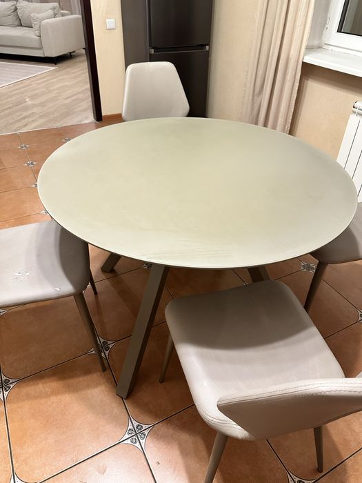 Продам круглый стол и 4 стула