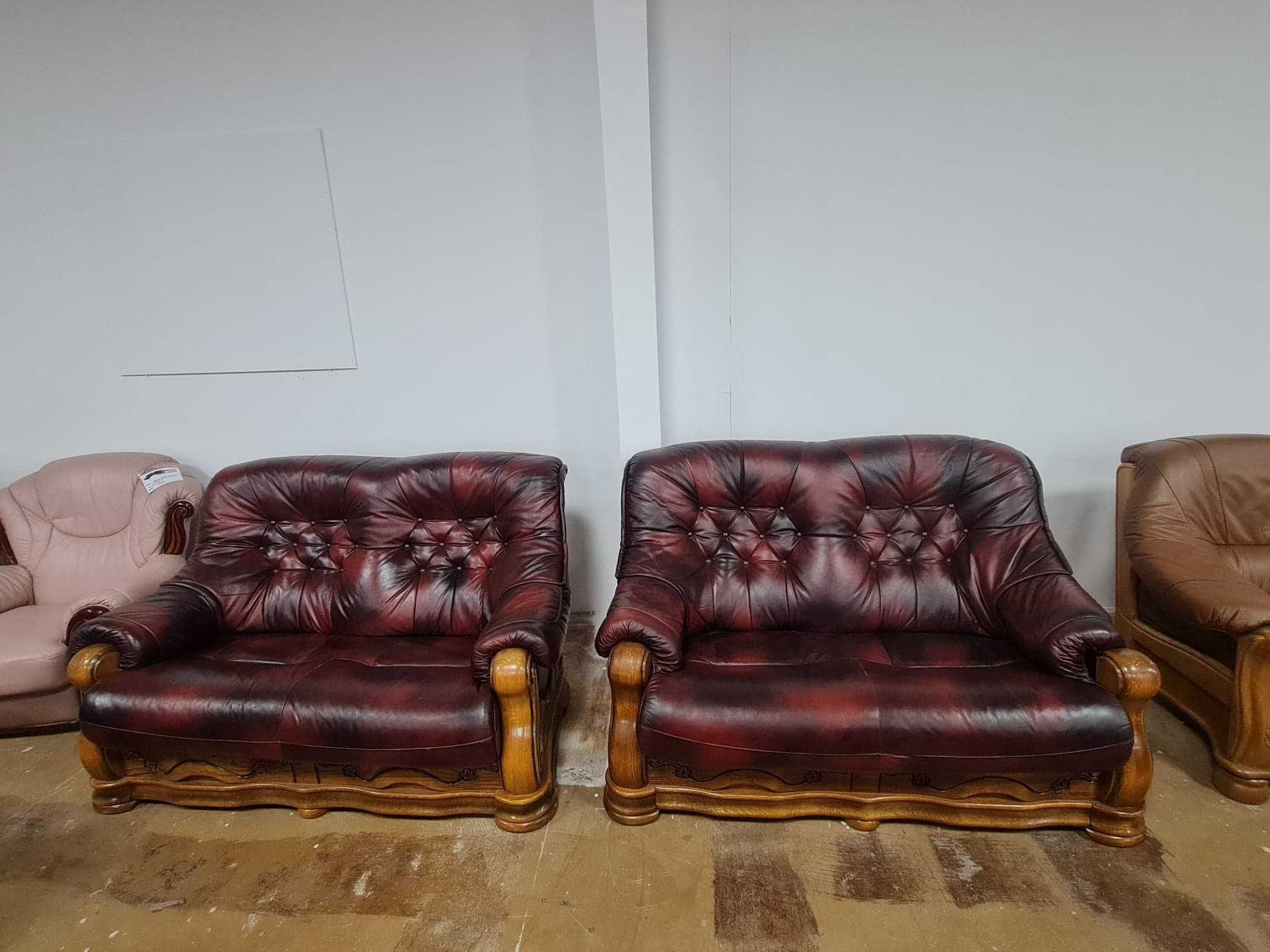 Кожени дивани цвят бордо две двойки с дървен обков