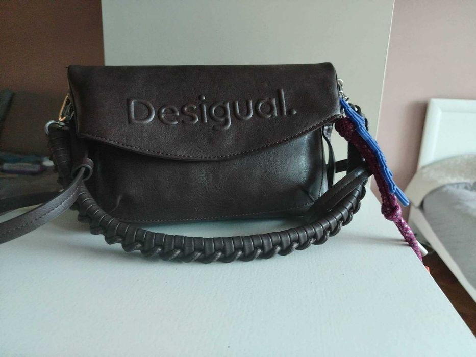 Продавам малка чанта на Desigual.