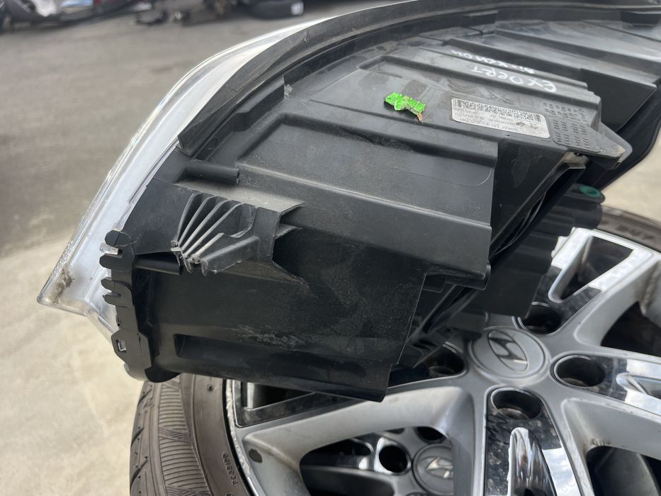Фар Peugeot Expert Xenon