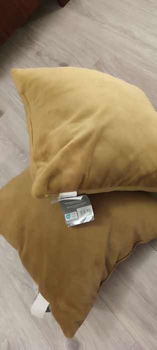 Perne decorative de culoare galben-auriu,cu eticheta, catifea