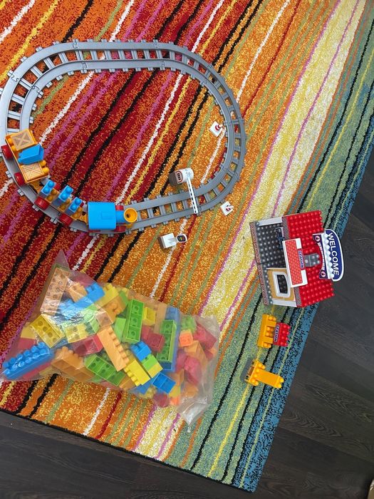 Joc construcție stație tren(șină și tren inclus ) +cadou set cuburi co