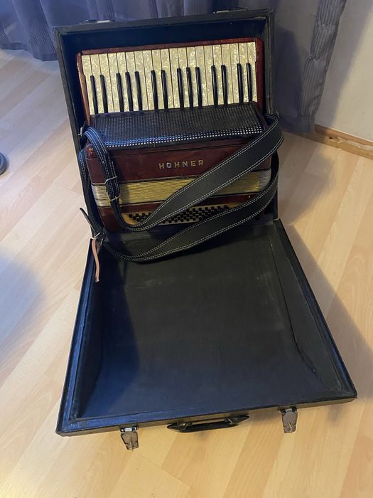 Vand acordeon Hohner sita la pret f bun!