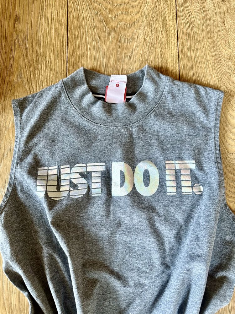 Суперудобен топ Nike