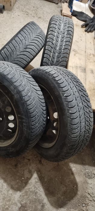 Vând 4 anvelope de iarna 185/65/15 cu jante