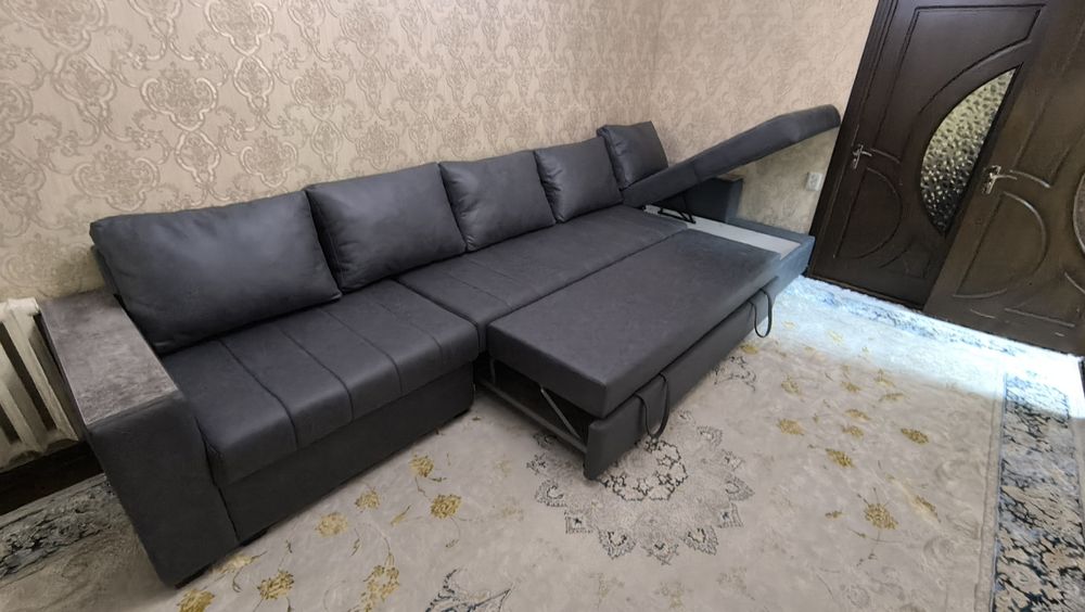 Мастер по мягкой мебели со своей бригадой