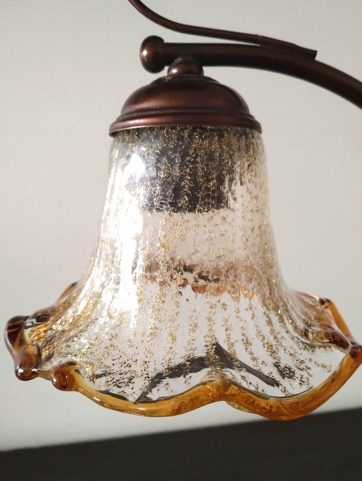 Красива лампа с нов, красив абажур от стъкло.