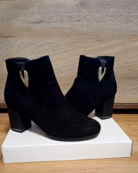 Велурени боти с широк ток