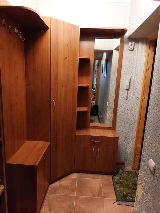 Прихожая угловая и книжный шкаф в отл.состоянии!