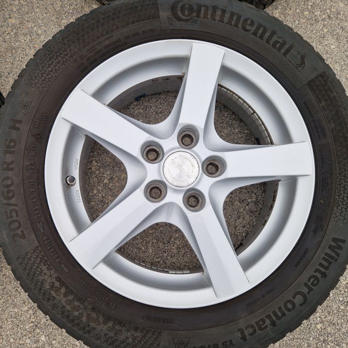 4бр. Алуминиеви джанти 
5х114.3 
61/2 Jx16
ET45
Гумите са подарък 
Не