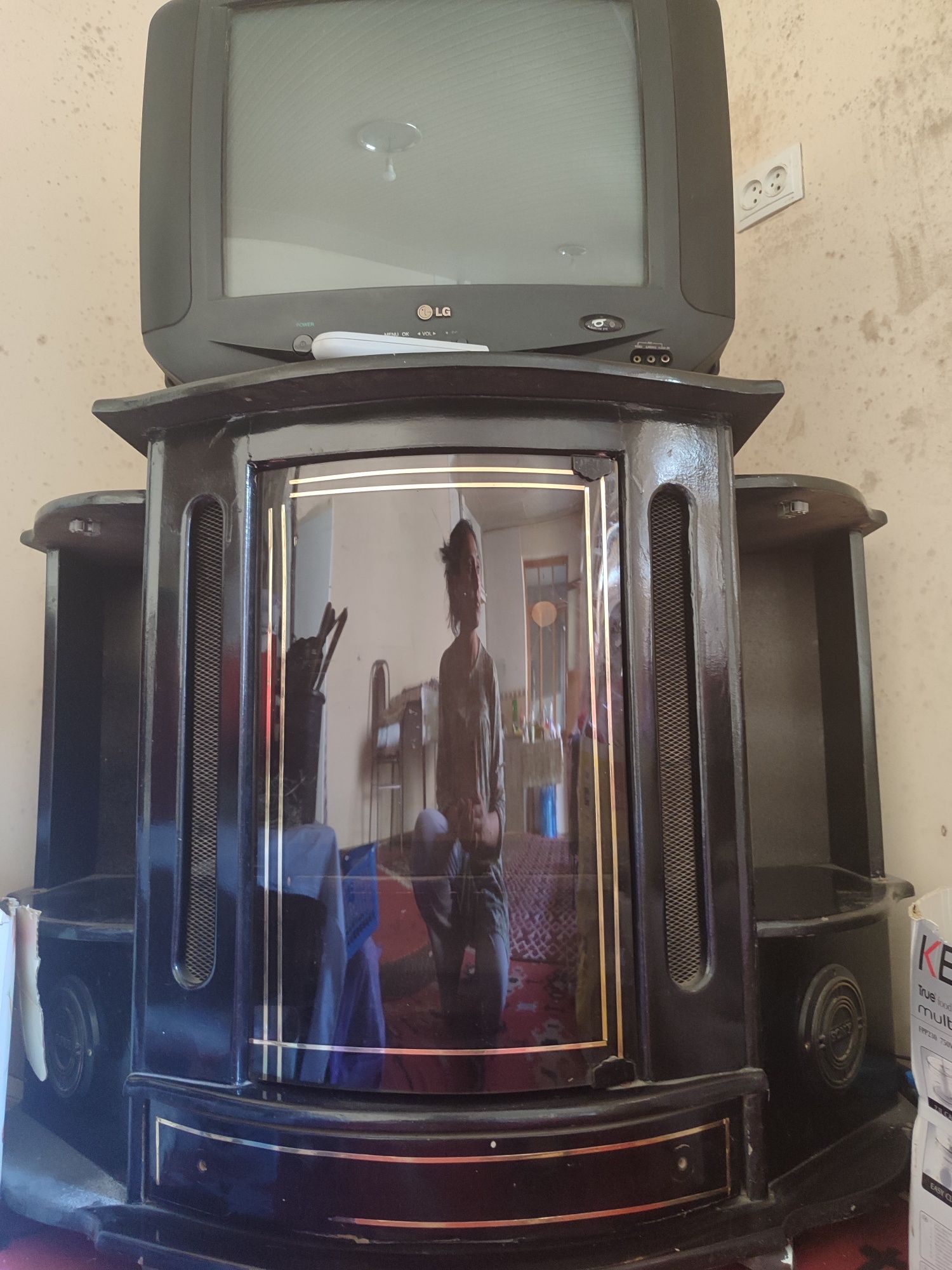 Телевизор Lg soundmax model + Lg dvd + podstavka